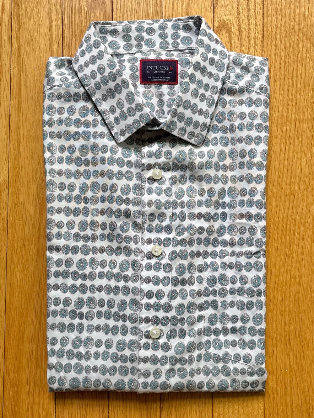 UNTUCKit Men’s Short Sleeve Dress Shirt Regular Medium White Blue Fruit Pattern